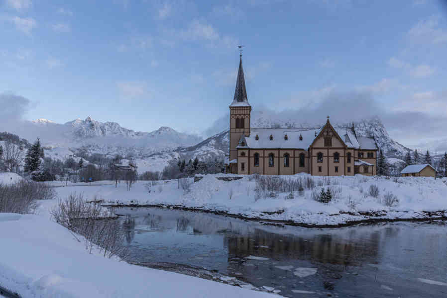Noruega - islas Lofoten 046 - Kabelgâg - iglesia de Vâgan.jpg